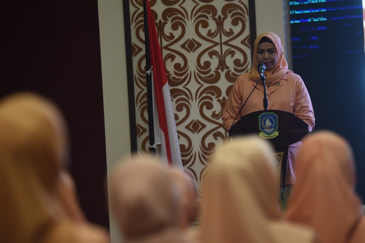 Penasihat DWP Provinsi Kepulauan Riau Hj. Dewi Kumalasari Ansar memberikan arahan untuk pengurus DWP yang baru dikukuhkan. (Dilan/Biro Administrasi Pimpinan Pemprov Kepri) Penasihat DWP Provinsi Kepulauan Riau Hj. Dewi Kumalasari Ansar memberikan arahan untuk pengurus DWP yang baru dikukuhkan. (Dilan/Biro Administrasi Pimpinan Pemprov Kepri)