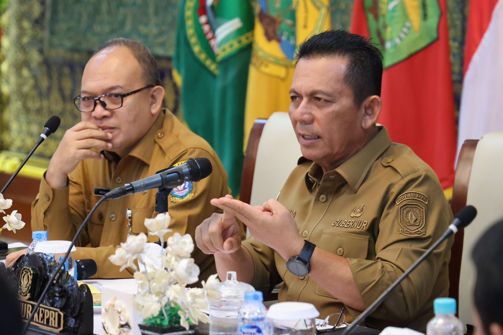 Gubernur Kepri Ansar Ahmad memaparkan program beasiswa dokter spesialis untuk atasi kekurangan tenaga medis daerah.(Diskominfo Kepri) Gubernur Kepri Ansar Ahmad memaparkan program beasiswa dokter spesialis untuk atasi kekurangan tenaga medis daerah.(Diskominfo Kepri)