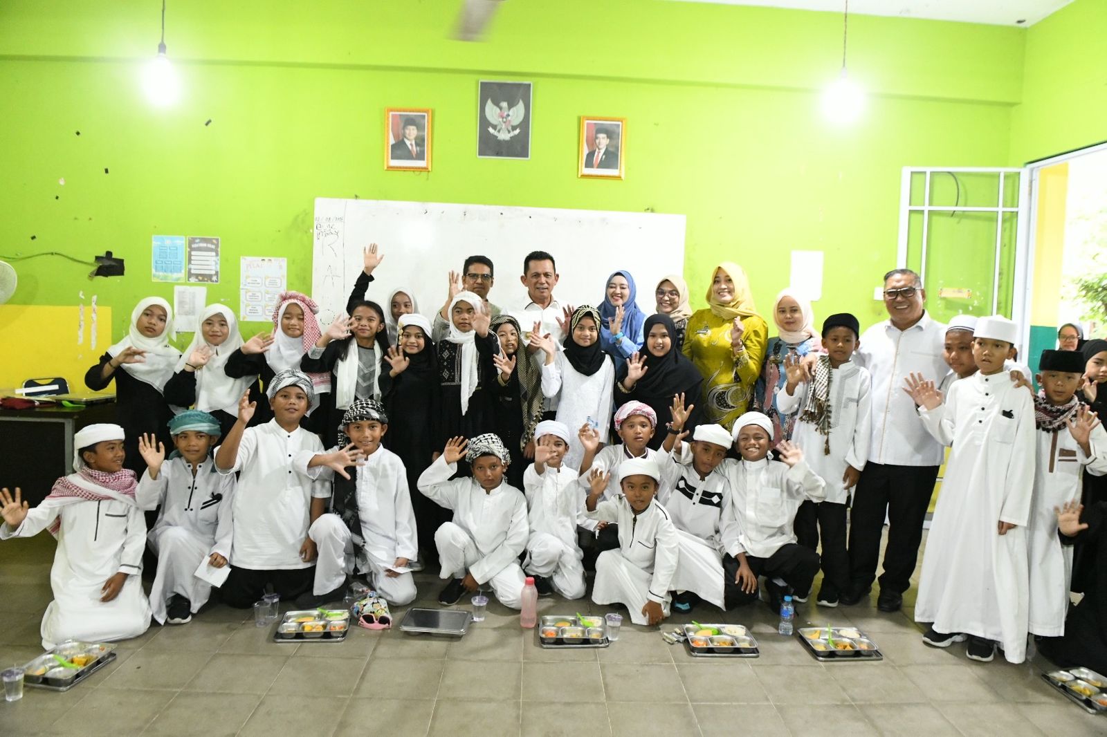 Gubernur Kepri Ansar Ahmad meninjau Program Makan Bergizi Gratis di sekolah Karimun