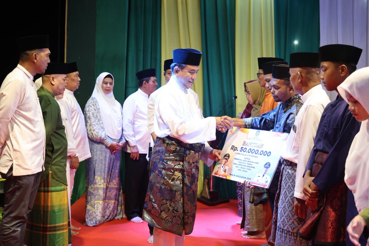 Hadiri Tabligh Akbar, Menko Yusril Serahkan Bantuan Pemprov Kepri untuk Warga Kabupaten Lingga