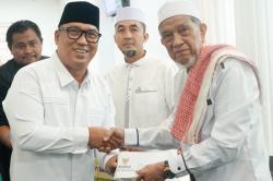 Wagub Nyanyang Safari Ramadan di Dua Masjid Batam, Serahkan Bantuan untuk Yatim dan Dhuafa 